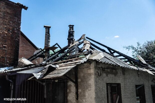 зруйнований будинок у Сумах після удару російського дрона