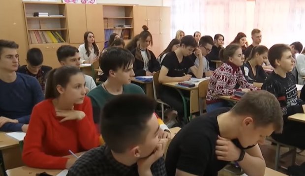 Украинских школьников "проэкзаменуют" в сентябре. Фото: скриншот YouTube