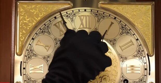 Переведення годинника. Фото: скріншот YouTube-відео
