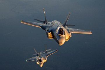 Российский Су-27 отодвинул на второй план истребитель НАТО, и вплотную подобрался к самолету министра обороны России