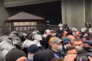 Под зданием КСУ. Фото: скриншот Youtube-видео