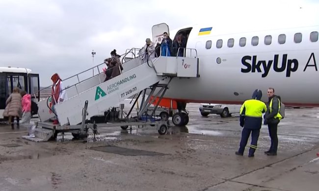 В МИД пообещали вернуть домой "застрявших" за границей украинцев. Фото: скриншот YouTube