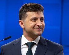 Зеленский обратился к украинцам, сидя за рулем роскошного электромобиля. Видео