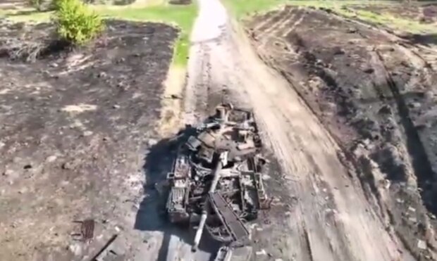 Разбитый танк рф. Фото: скриншот YouTube-видео