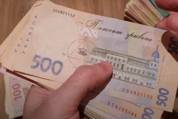 Украинцы могут получить дополнительно 3000 грн. Фото: YouTube, скрин