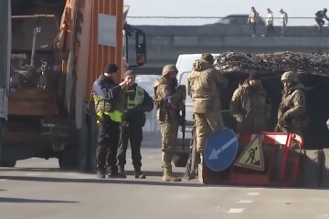 Блокпост в Киеве. Фото: скриншот YouTube-видео