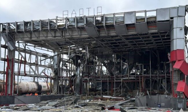 Запізнюються понад 60 поїздів: вщент знищено залізничний вокзал - жахливі наслідки нічної атаки