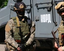 Прохожие оторопели от увиденного. В Киеве посреди улицы спецназ полиции задержал вооруженных кавказцев