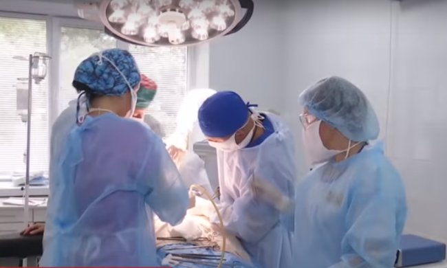 Медики в Украине. Фото: скриншот YouTube