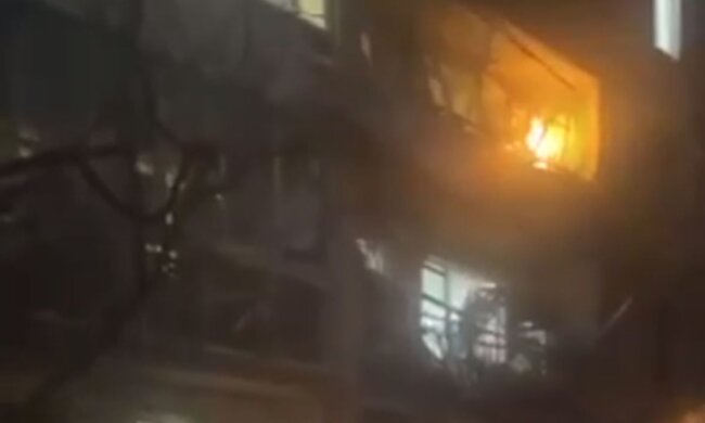 Пожар на балконе в Питере после удара БПЛА. Фото: скриншот Telegram-видео