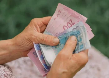 Пенсіонер з гривнями — доплата 40% до пенсії за довідкою