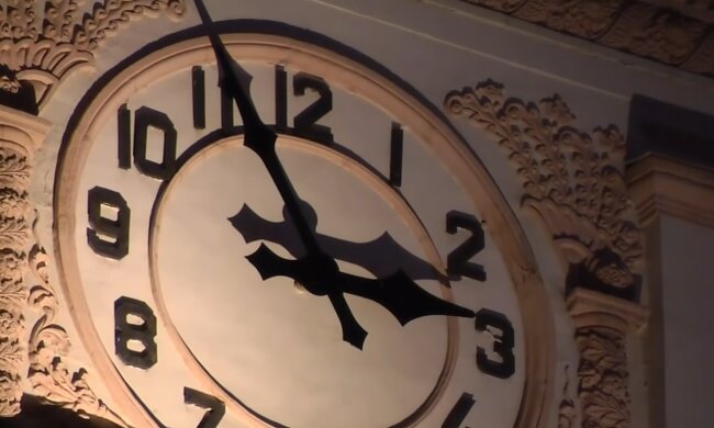 Переведення годинників.  Фото: скріншот YouTube-відео