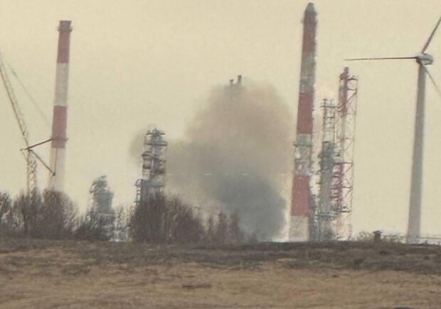 Дроны ударили по крупному НПЗ россии за 1500 км от границы - видео