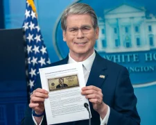 Ескіз банкноти номіналом 250 доларів із зображенням Дональда Трампа