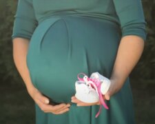 Пособия по беременности в Украине. Фото: YouTube, скрин