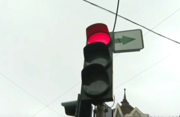 Дорожні знаки, світлофор. Фото: скріншот Youtube