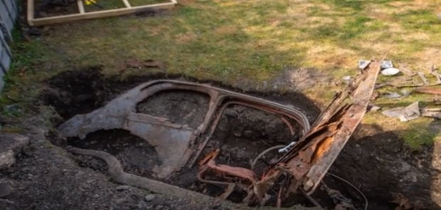 Британец откопал у себя во дворе "похороненный" Ford Popular 103e. Фото: скриншот Youtube