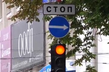 Дорожні знаки, світлофор. Фото: скріншот Youtube