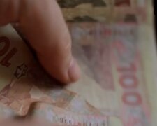 В Украине стали падать зарплаты. Фото: Настоящее время, скрин