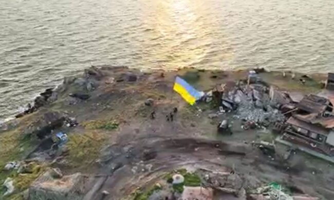 Флаг Украины на острове Змеиный. Фото: скриншот Telegram-видео