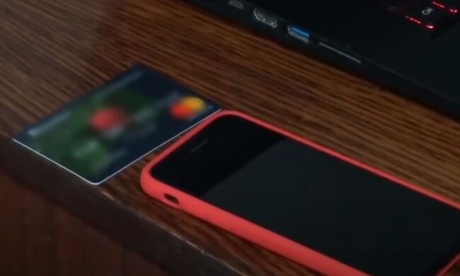 Банківська картка. Фото: скріншот YouTube-відео