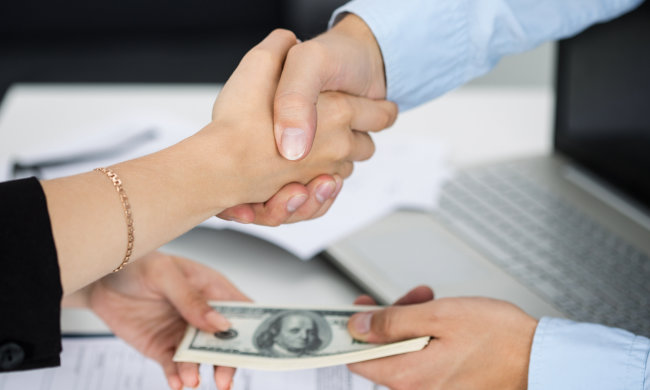 Украинки с инвалидностью могут получить до 200 тыс. грн. Фото: Скриншот YouTube