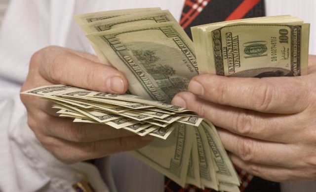 Доллары, фото: скриншот с youtube