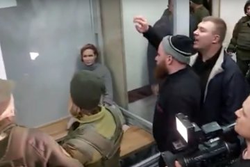 Юлия Кузьменко отказалась покидать здание суда, скриншот YouTube