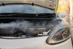 Перегрітий двигун автомобіля з парою з-під капота