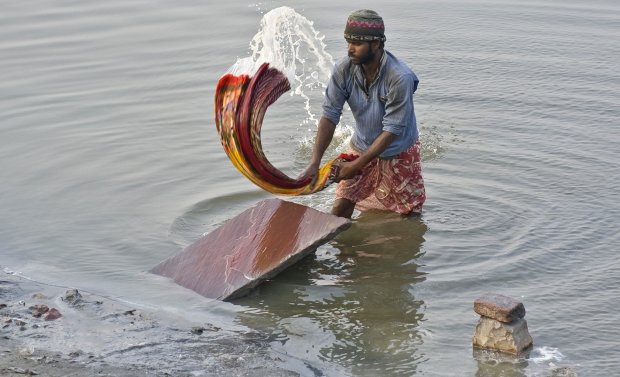 Загадочная Индия: массовые купания в речке или зачем индийцы носят двое трусов