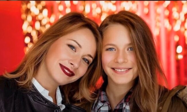 Елена Кравец с дочерью. Фото: скриншот YouTube