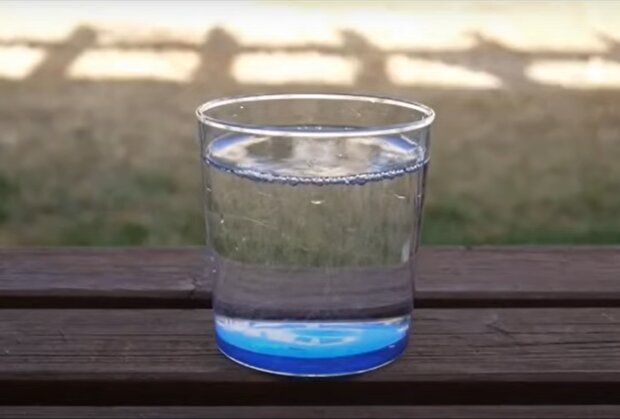 Стакан с водой.  Фото: скриншот YouTube-видео