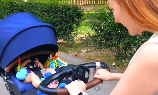 Молодые родители.  Фото: скриншот YouTube-видео