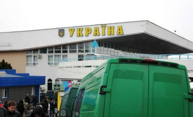 На границе неспокойно - потасовка между заробитчанами и пограничниками. Силовики и тяжелая техника наготове