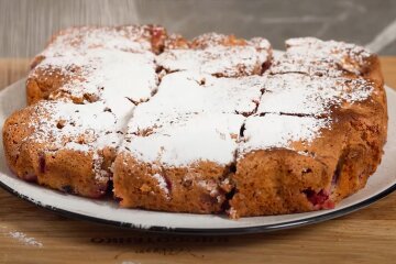 Пирог с вишнями и орехами. Фото: скриншот YouTube