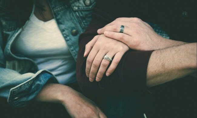 Кольца из золота с бриллиантовыми вставками