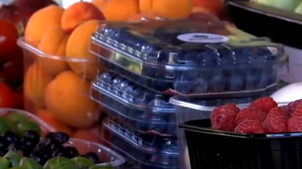 Ягоди на ринку. Фото: скріншот Youtube