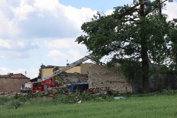 Наслідки смерчу в селі Бальцажовіце, Опольське воєводство, Польща