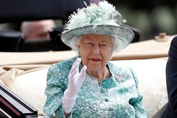 Елизавета II в панике бежит из Букингемского дворца: что случилось