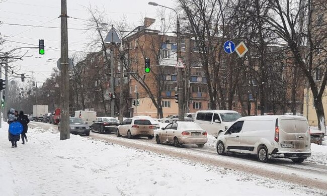 Дорога зимой с машинами. Фото: Стена