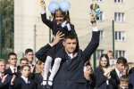 Школярі на святі останнього дзвоника 2026 року в Україні