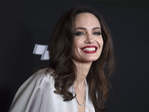 Анджелина Джоли поразила своим нарядом и фигурой. Фото