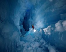 Украинские полярники нашли уникальную пещеру в Антарктиде: в глыбе льда оказался сюрприз