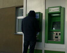Біля банкомату Приватбанку. Фото: YouTube, скріншот