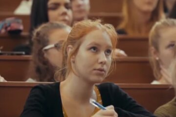 В МОН заявили о переносе начала учебного года. Фото: youtube