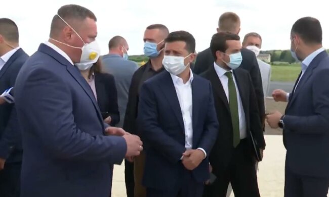 Президент Зеленский инспектирует ход строительства дорог. Фото: скрин youtube