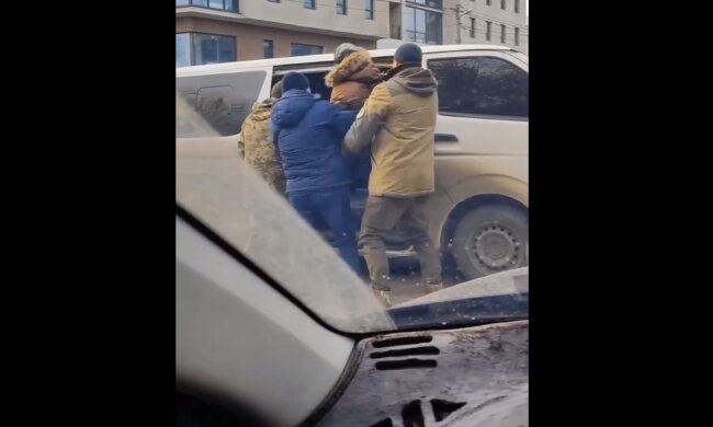 У шоці навіть нардеп: військкоми викрали чоловіка на очах дружини та дитини (відео)