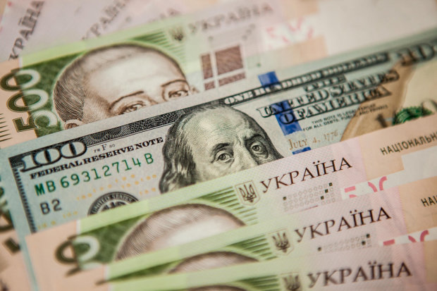 Нацбанк ослабил гривну: курс валют на 16 июня