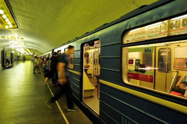 ЧП в Киевском метро: поезд разворотил парню голову, лежит на платформе