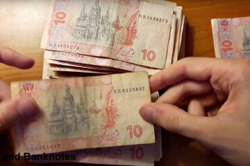 Гривні. Фото: скріншот Youtube-відео